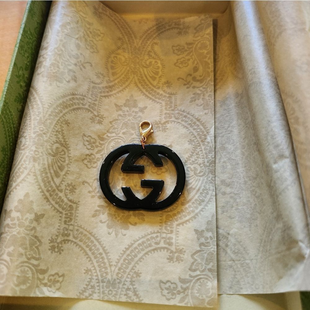 Gucci Black Logo Pendant with Gold Clasp - Picture 6 of 8